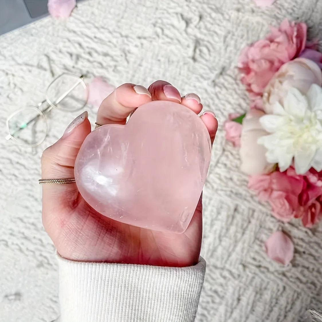 One heart-shaped rose quartz stone - Bohemian style pink crystal, heart-shaped cut, natural stone, suitable for home décor.