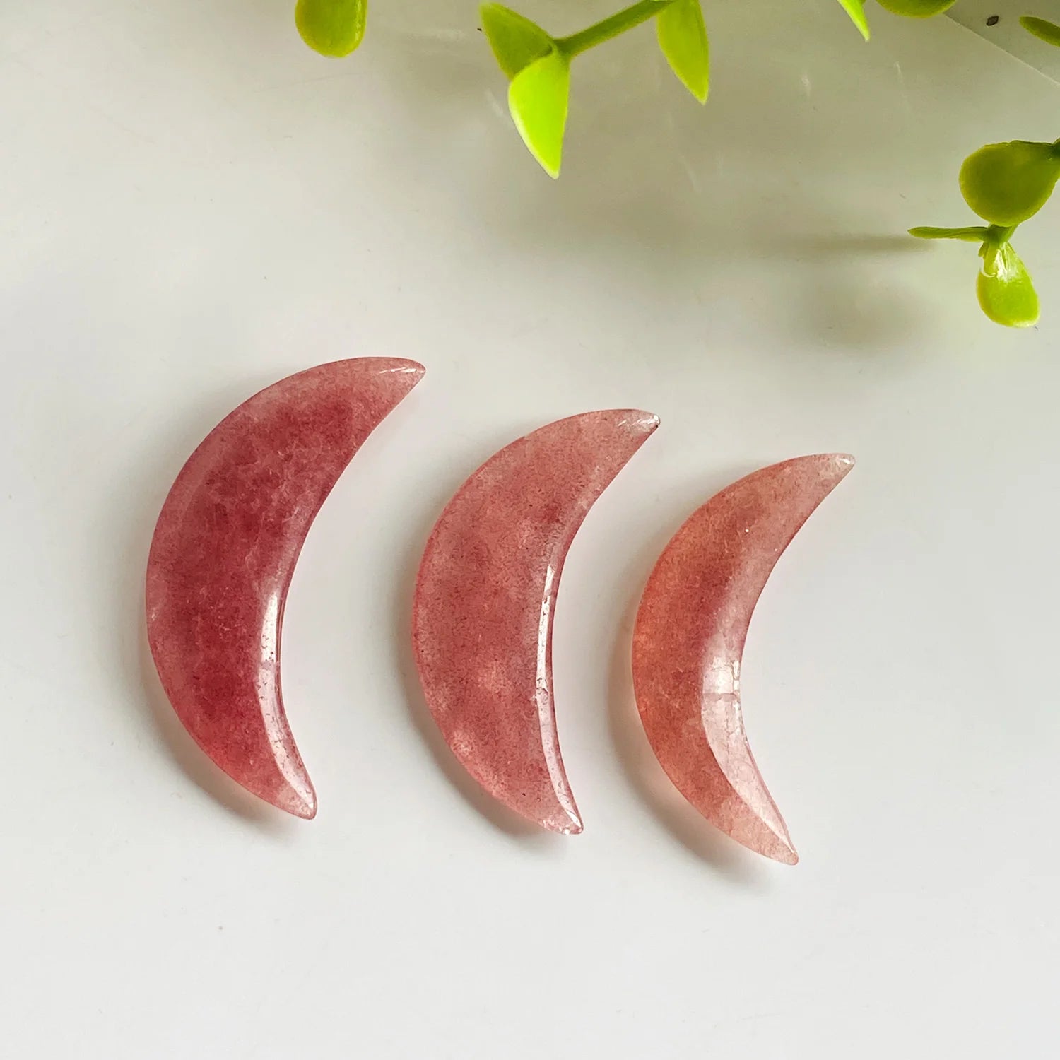 1pc Natural Crystal Strawberry Quartz Moon Carving，Wholesale Hand Carved 5-6 CM Strawberry Quartz Crystal Moon For Decoration.