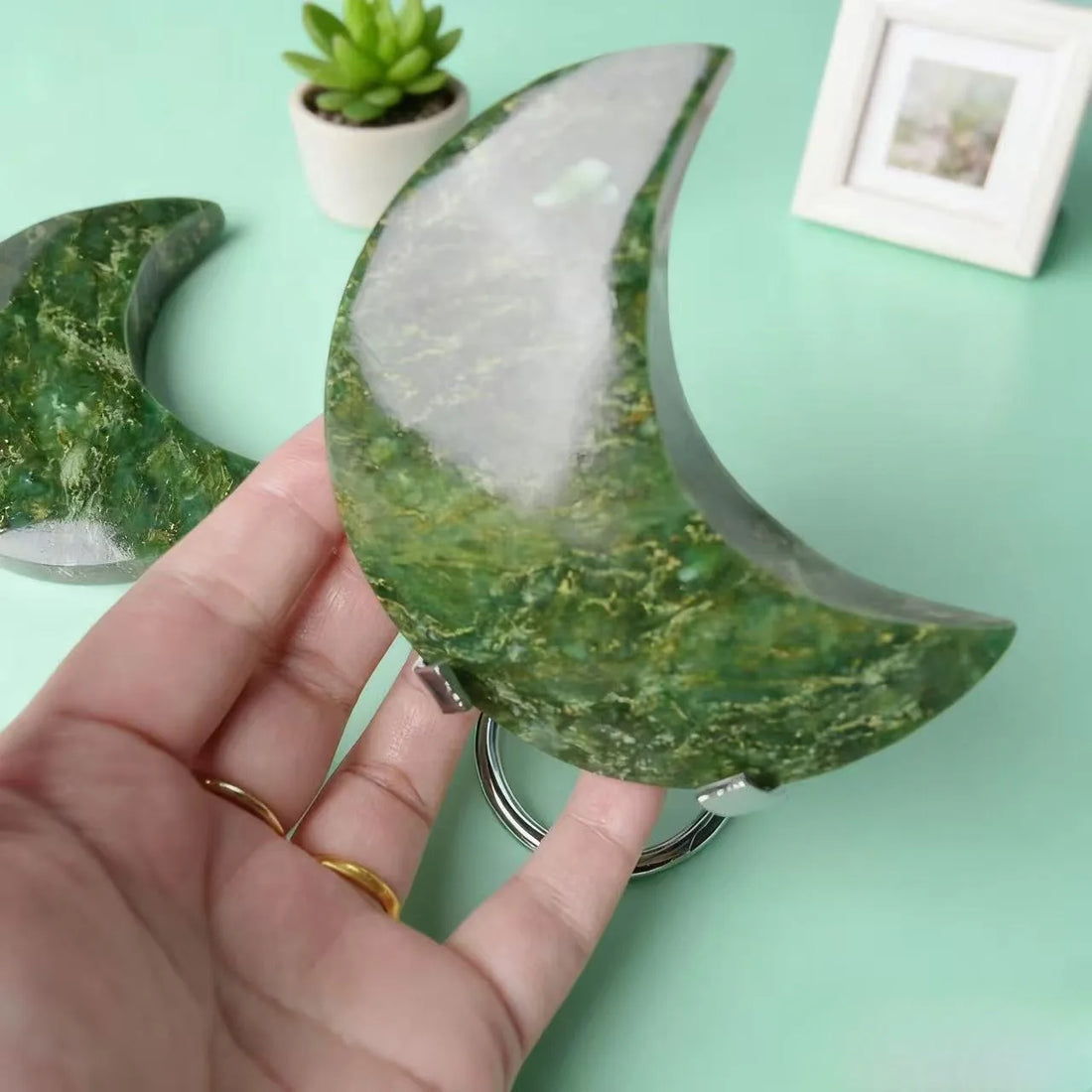 1pc Emerald Moon Carving, Crystal Healing Stone, Suitable for Home, Office, Garden Decor, Wedding & Anniversary Gift