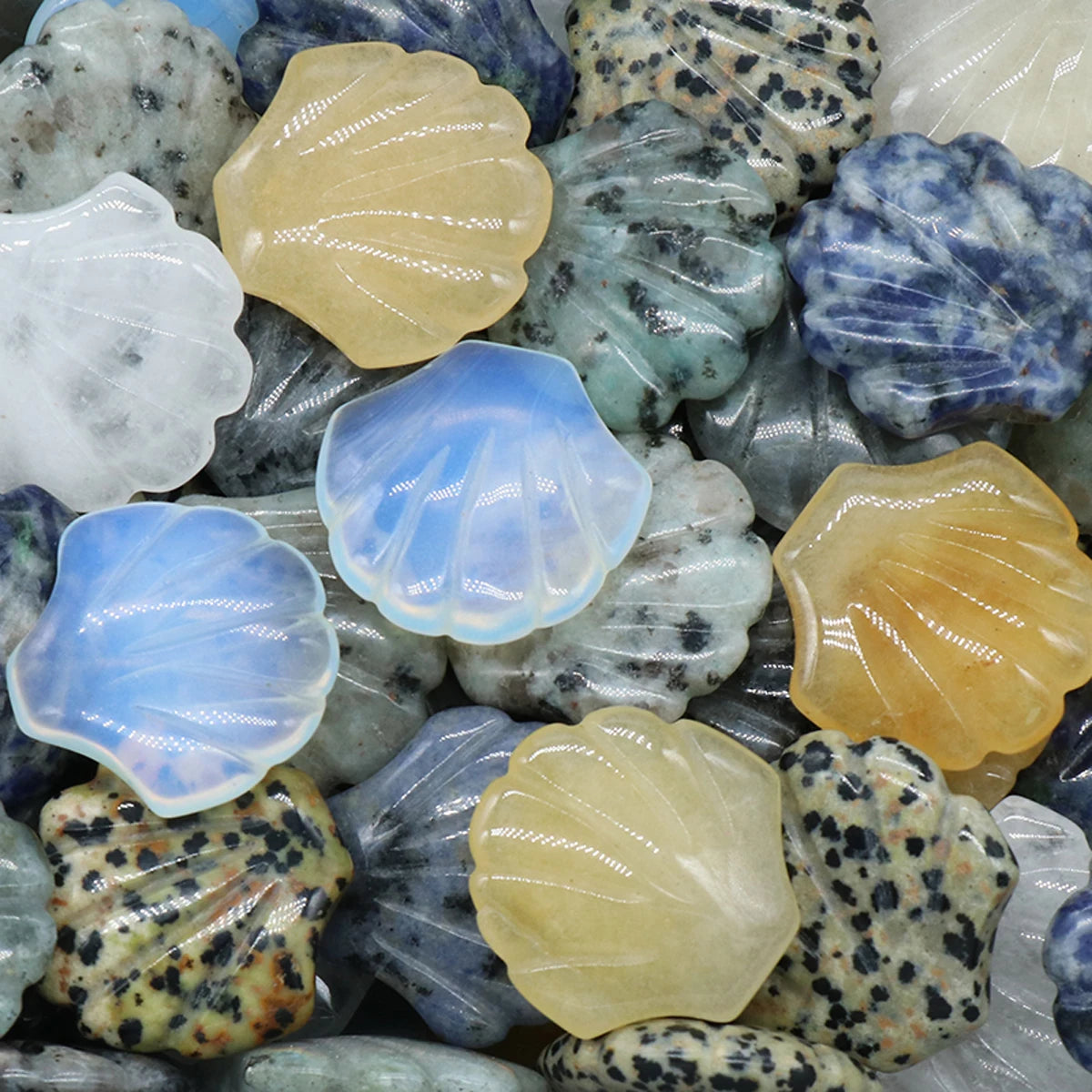 Shell Shaped Natural Carved Glitter Stone Crystal DIY Home Decoration Healing Halo Gem Mineral Specimen Decoration Gift 1pc