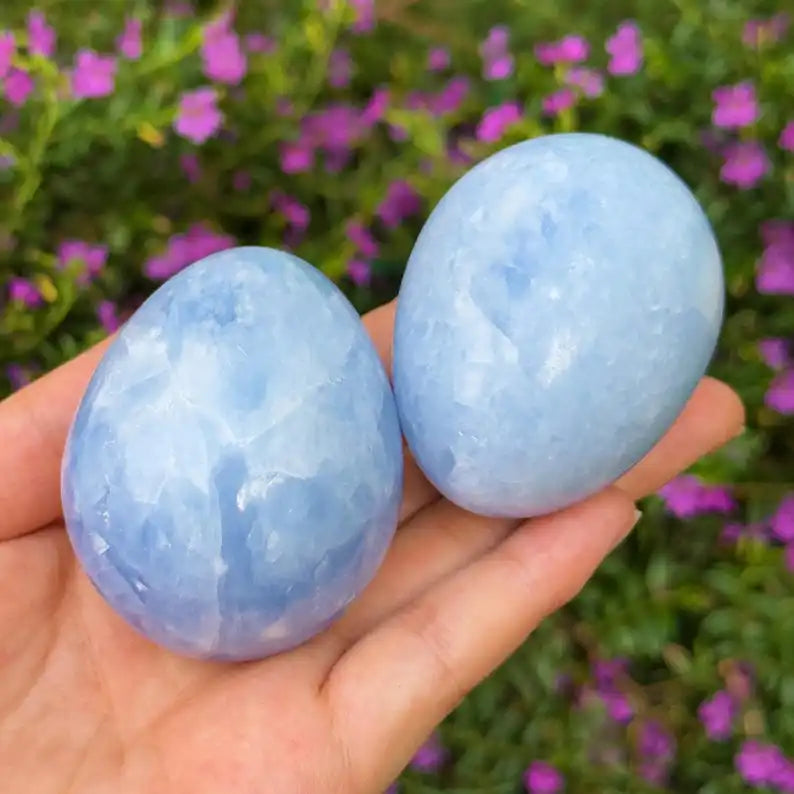 1pc Celestite Egg Crystal Palm Stone, Crown Chakra Healing，Perfect Gifts For Crystal Lover，Halloween &Christmas Day Gift