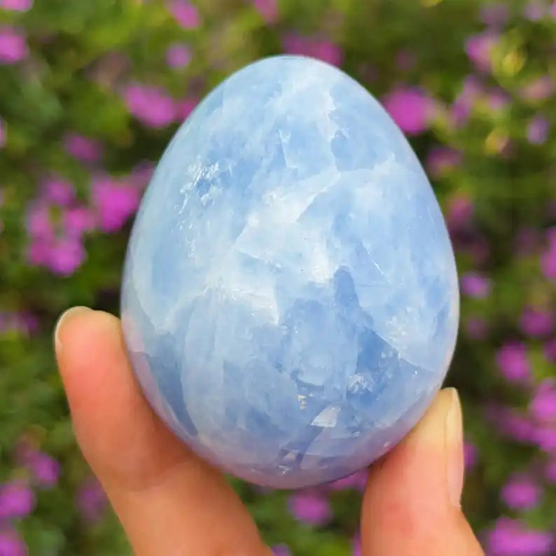1pc Celestite Egg Crystal Palm Stone, Crown Chakra Healing，Perfect Gifts For Crystal Lover，Halloween &Christmas Day Gift