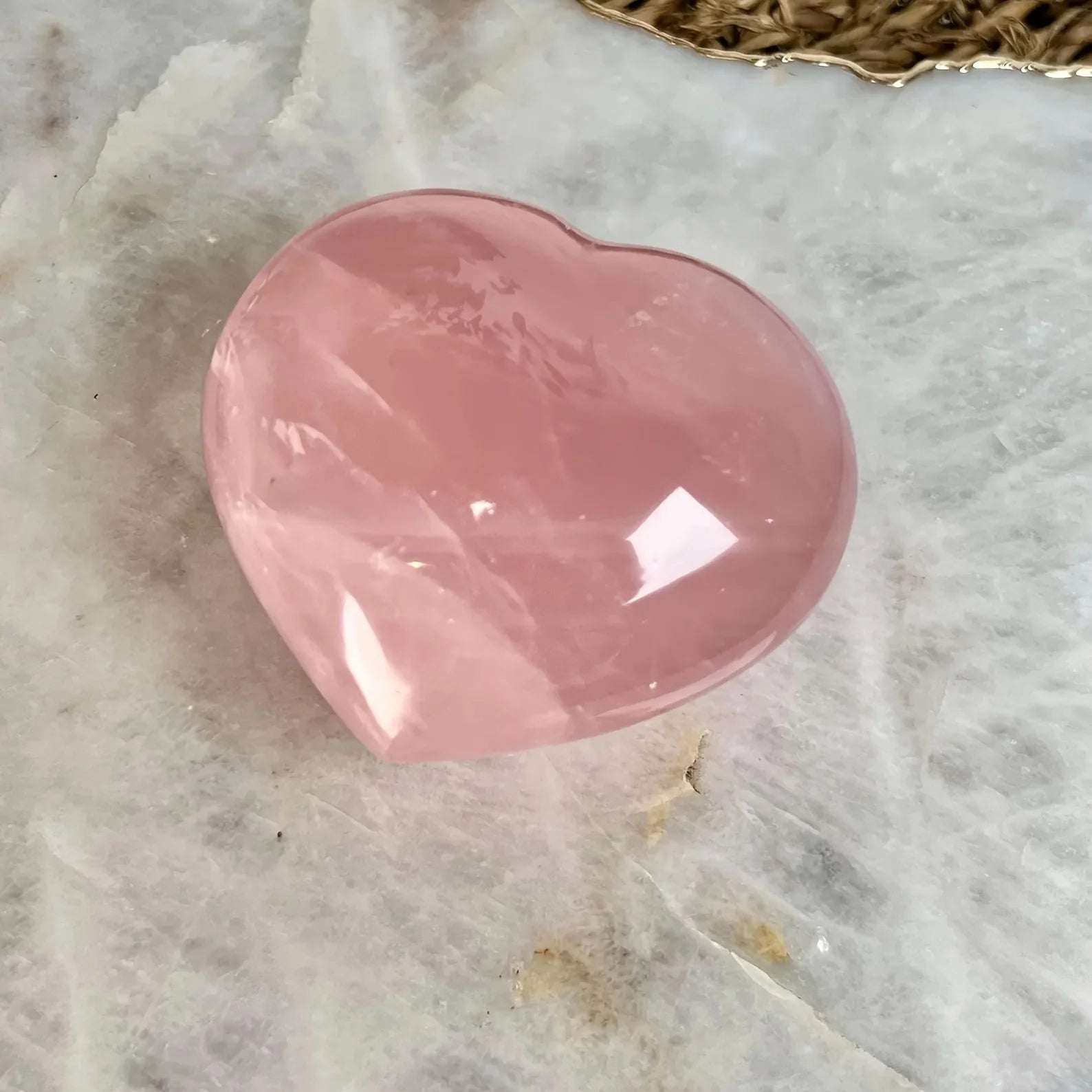 One heart-shaped rose quartz stone - Bohemian style pink crystal, heart-shaped cut, natural stone, suitable for home décor.