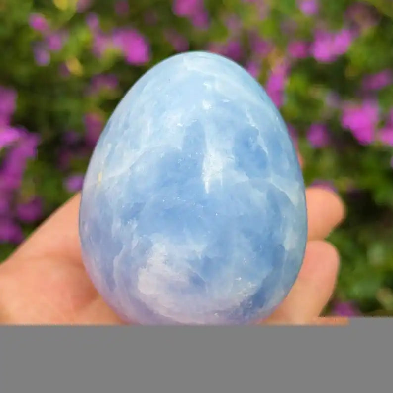 1pc Celestite Egg Crystal Palm Stone, Crown Chakra Healing，Perfect Gifts For Crystal Lover，Halloween &Christmas Day Gift