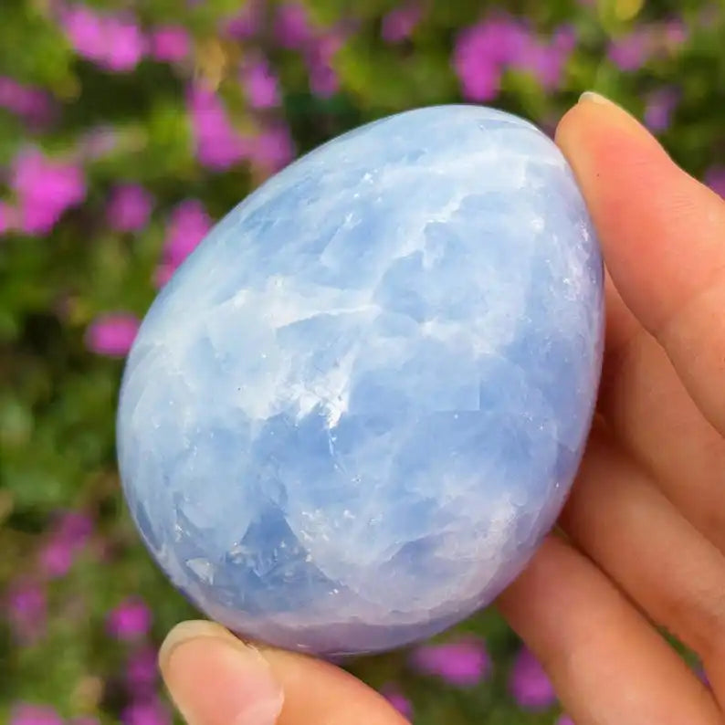 1pc Celestite Egg Crystal Palm Stone, Crown Chakra Healing，Perfect Gifts For Crystal Lover，Halloween &Christmas Day Gift